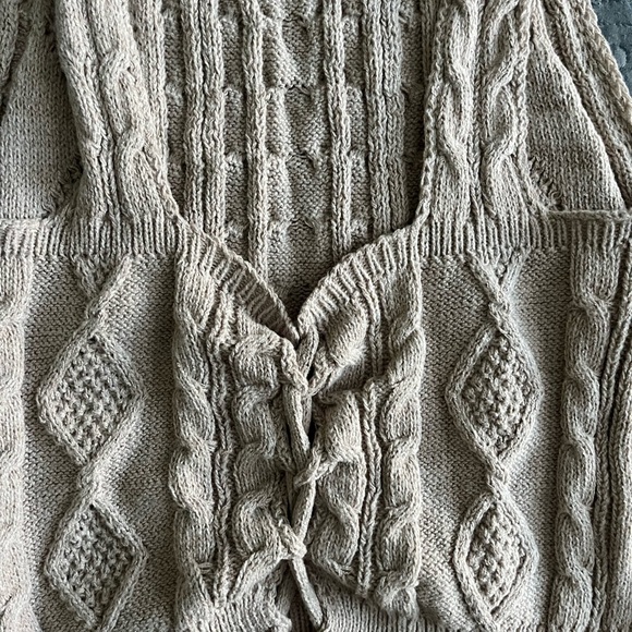 Beige Cable Knit Sleeveless Top - Picture 3 of 4